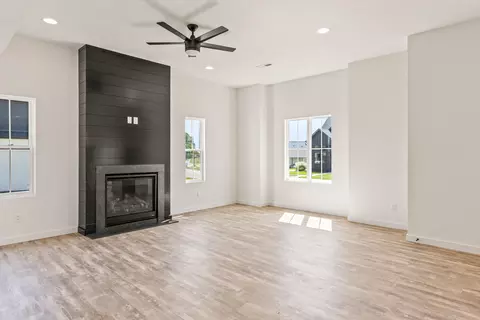 Living - 989 E Valley Trail Dr, Republic, MO 65738 photo 2 of 2