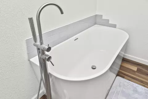 Bath - 1436 W Poplar St, Springfield, MO 65802 photo 4 of 7
