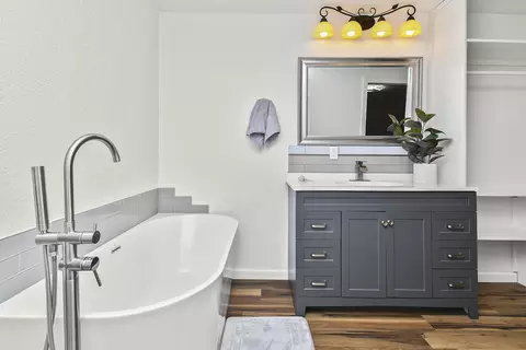 Bath - 1436 W Poplar St, Springfield, MO 65802 photo 5 of 7