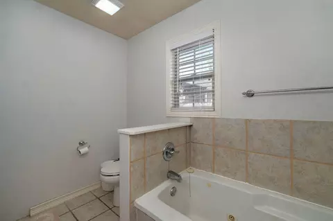 Bath - 1006 E Waterford Blvd, Ozark, MO 65721 photo 2 of 4