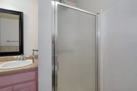Bath - 1006 E Waterford Blvd, Ozark, MO 65721 photo 3 of 4