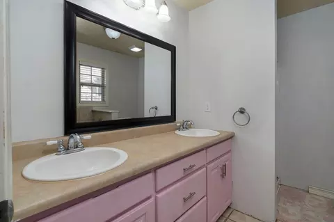 Bath - 1006 E Waterford Blvd, Ozark, MO 65721 photo 1 of 4