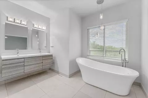 Bath - 2811 S 14th Ave, Ozark, MO 65721 photo 2 of 3