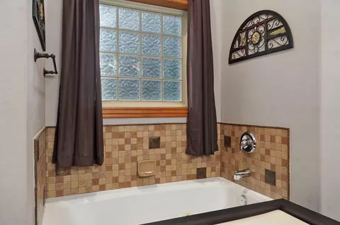 Bath - 5544 N Willow Rd, Ozark, MO 65721 photo 4 of 10