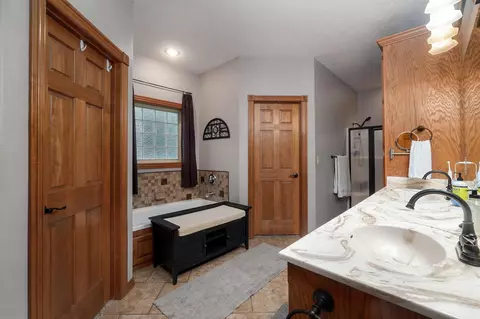 Bath - 5544 N Willow Rd, Ozark, MO 65721 photo 2 of 10
