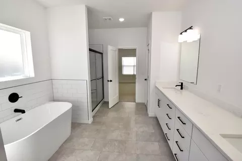 Bath - 1505 N Thornhill Dr, Springfield, MO 65802 photo 5 of 7