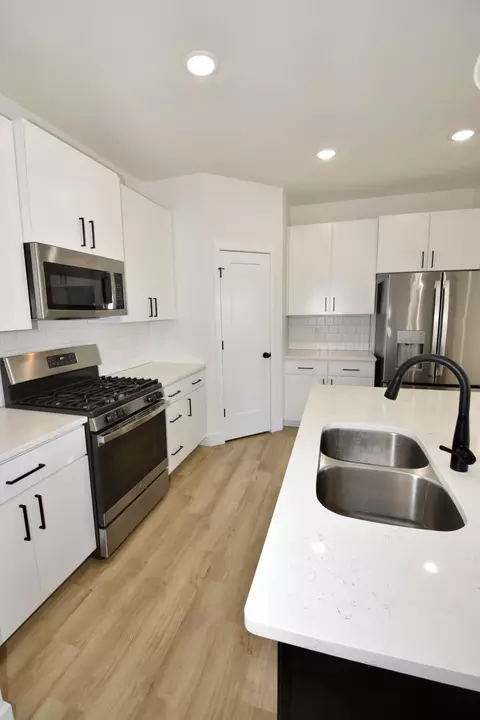 Kitchen - 1505 N Thornhill Dr, Springfield, MO 65802 photo 2 of 6