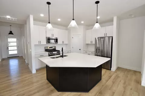 Kitchen - 1505 N Thornhill Dr, Springfield, MO 65802 photo 1 of 6