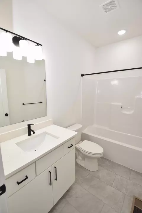 Bath - 1505 N Thornhill Dr, Springfield, MO 65802 photo 6 of 7