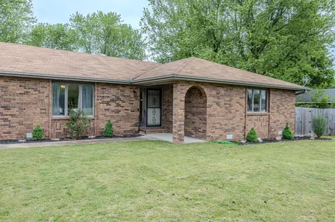 815 E 16th St, Mountain Grove, MO 65711 photo 3
