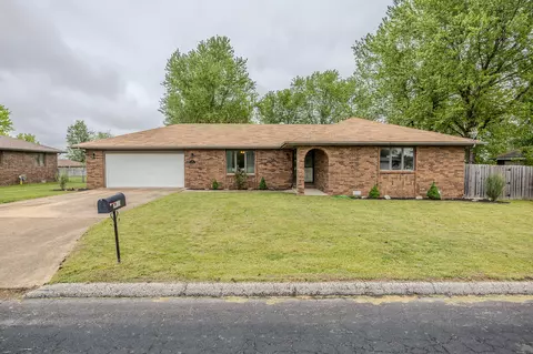 815 E 16th St, Mountain Grove, MO 65711 photo 2