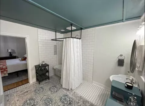 Bath - 811 W Walnut St, Springfield, MO 65806 photo 10 of 17