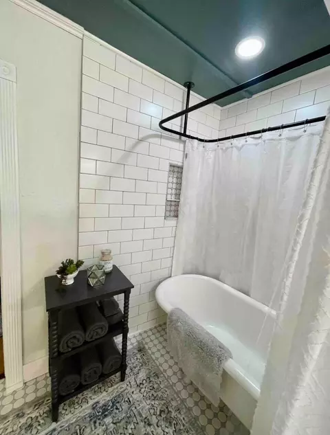 Bath - 811 W Walnut St, Springfield, MO 65806 photo 8 of 17