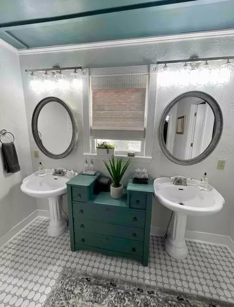 Bath - 811 W Walnut St, Springfield, MO 65806 photo 7 of 17