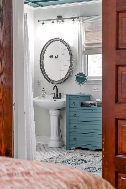 Bath - 811 W Walnut St, Springfield, MO 65806 photo 4 of 17