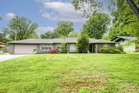 1975 S Meadowview Ave, Springfield, MO 65804