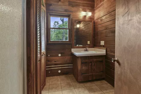 Bath - 4541 N Lanier Ln, Springfield, MO 65803 photo 6 of 9