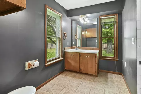 Bath - 4541 N Lanier Ln, Springfield, MO 65803 photo 7 of 9