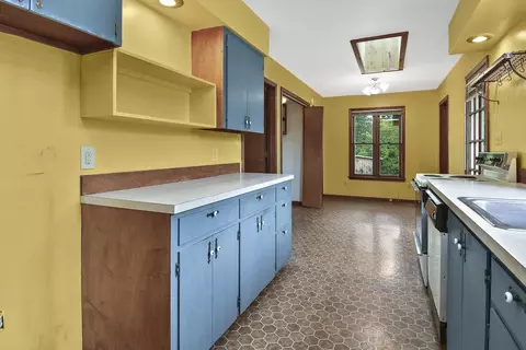 Kitchen - 4541 N Lanier Ln, Springfield, MO 65803 photo 15 of 17