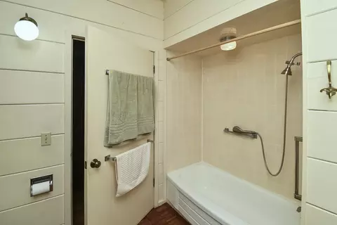 Bath - 4541 N Lanier Ln, Springfield, MO 65803 photo 3 of 9