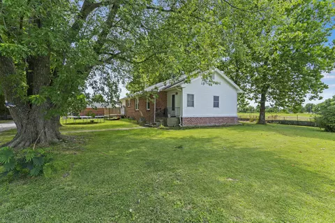1306 E High St, Aurora, MO 65605 photo 1