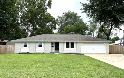 564 W Woodland St, Springfield, MO 65807