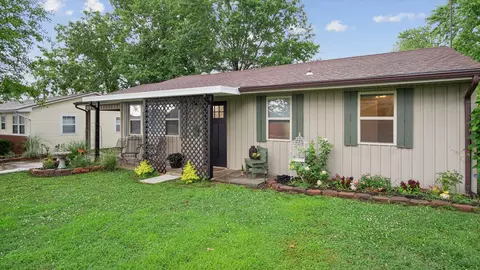 218 S Oak Ave, Aurora, MO 65605 photo 2