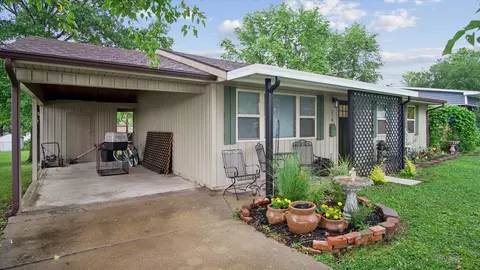 218 S Oak Ave, Aurora, MO 65605 photo 3