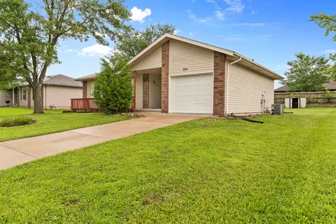 704 E Scott Wayne Dr, Nixa, MO 65714 photo 3