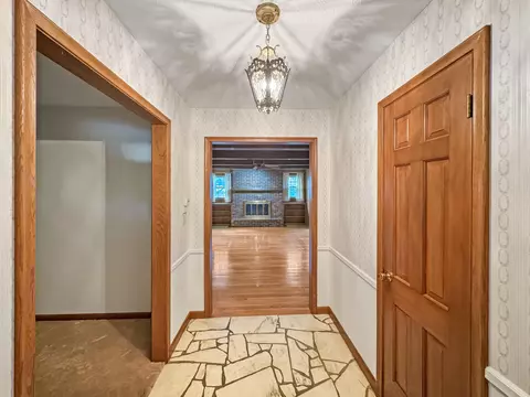 637 W Katella St, Springfield, MO 65807 photo 2