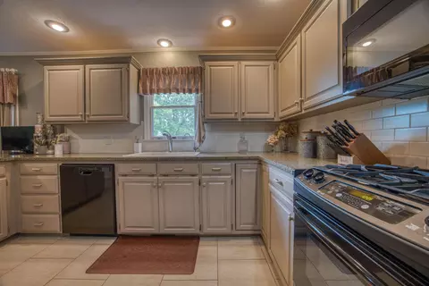 1226 S Raintree Pl, Springfield, MO 65809 photo 9