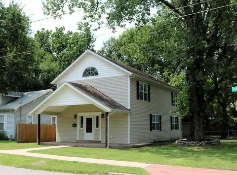 1353 N Johnston Ave, Springfield, MO 65802