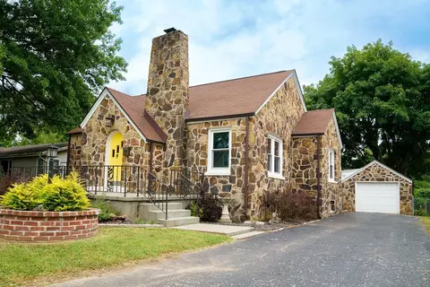 2022 W Scott St, Springfield, MO 65802