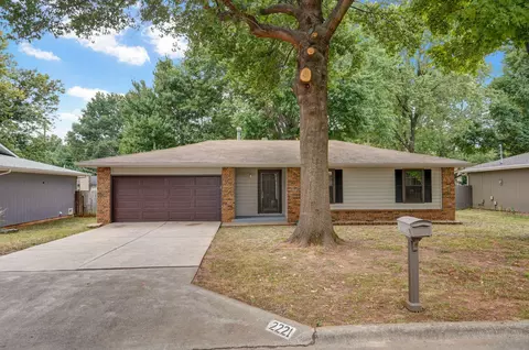 2221 S Nettleton Ave, Springfield, MO 65807