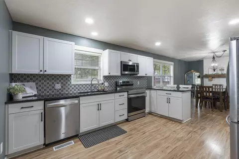 2230 W Cynthia St, Springfield, MO 65810 photo 9