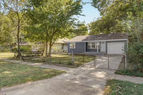 1724 W Olive St, Springfield, MO 65802 photo 2