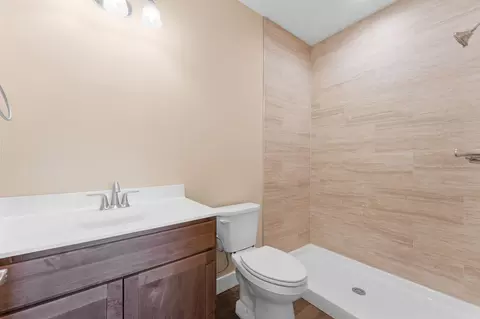 Bath - 145 Snapper St, Branson, MO 65616 photo 3 of 5