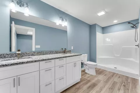 Bath - 146 Mound St, Forsyth, MO 65653 photo 1 of 2