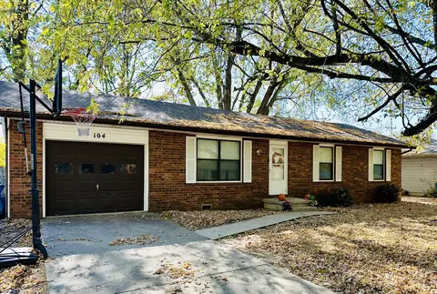 104 E Scott Wayne Dr, Nixa, MO 65714 photo 2