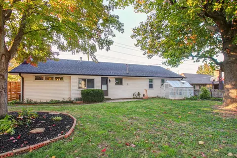 1289 E Briar St, Springfield, MO 65804 photo 2