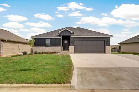 5647 W Pine St, Springfield, MO 65802 photo 1