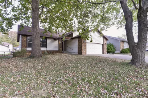 1613 W Lindberg St, Springfield, MO 65807 photo 2