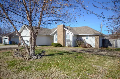 207 W Hunter Dr, Nixa, MO 65714 photo 2