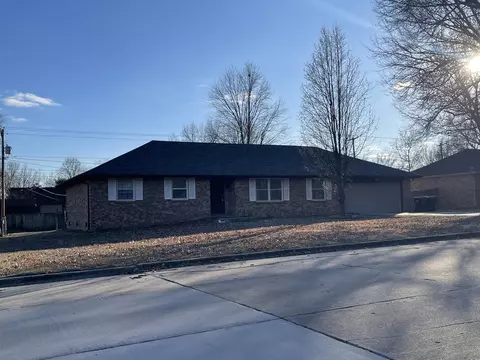 1350 E Walnut Lawn St, Springfield, MO 65804 photo 1