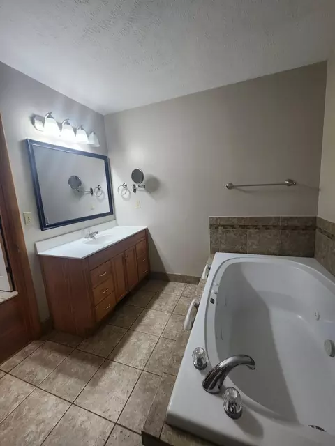 Bath - 610 Double O Nine Rd, Reeds Spring, MO 65737 photo 9 of 12