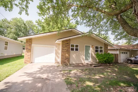 1713 N Engel Ave, Springfield, MO 65803