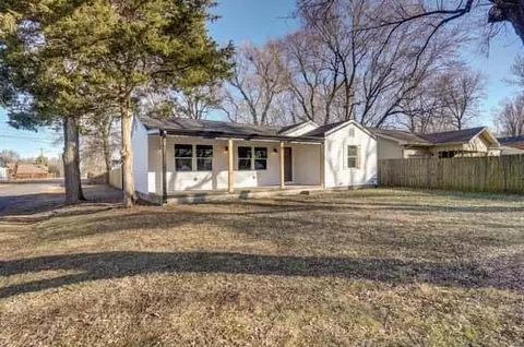 1505 E Lindberg St, Springfield, MO 65804