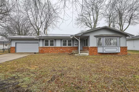 907 N Norwood Dr, Springfield, MO 65802