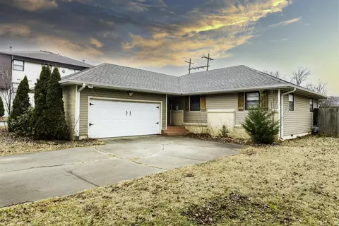 1326 E Cambridge St, Springfield, MO 65804