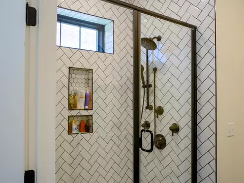 Bath - 3738 E Woodhue St, Springfield, MO 65802 photo 12 of 17